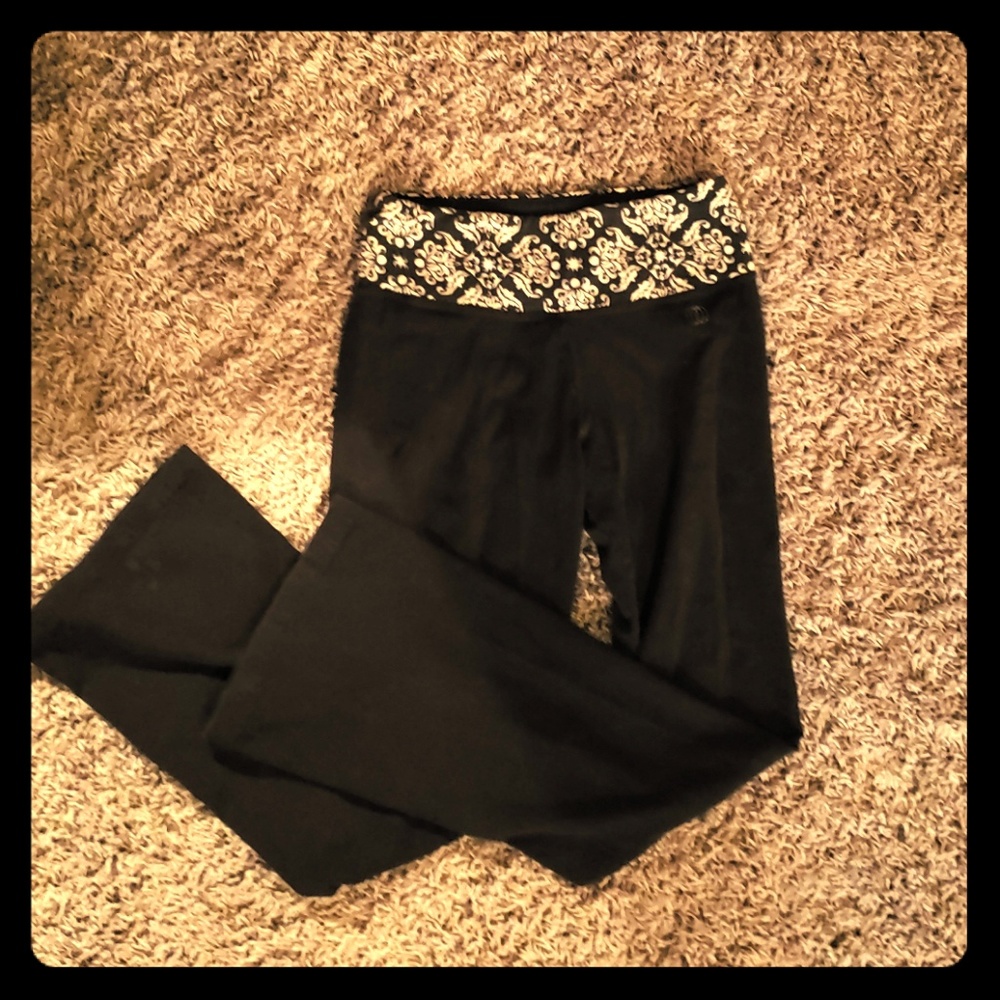 Marika yoga pants with design on band